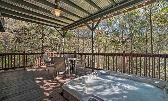 Lakemont Cabina | Riverfront Tallulah Falls Cabin w/ Hot Tub!