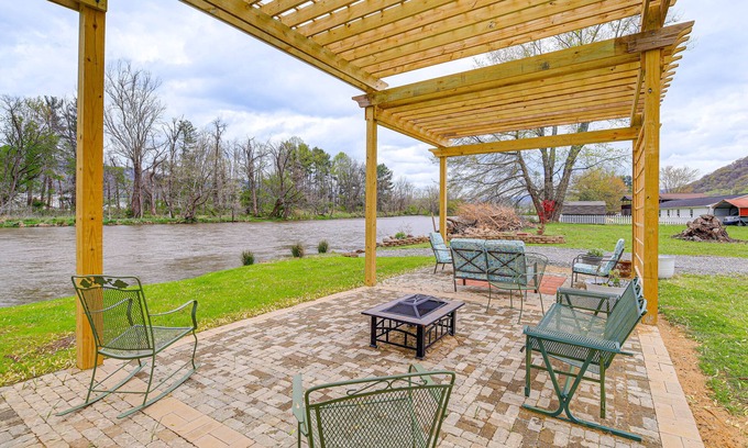Elizabethton Casa | Riverfront Tennessee Retreat w/ Patio & Boat Ramp!