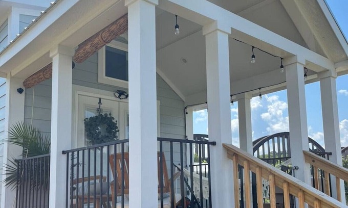 Knox County Cabaña | Riverfront Tiny House- Fishing & Kayaking