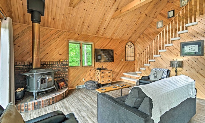Mayfield Cabina | Riverfront Traverse City Cabin con kayaks y fogata