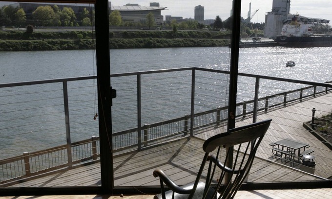 Pearl District Condominio | Riverfront: Dos Pisos w / impresionante río Vistas y 200 sf Patio privado