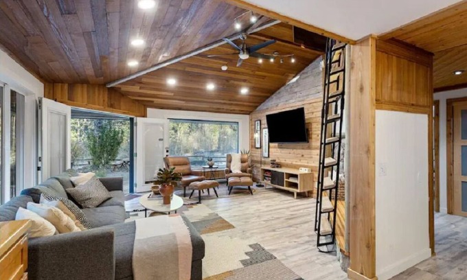 Index Cabina | Riverfront views + Hot tub in Luxe Cabin