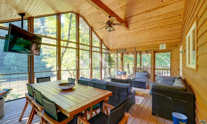 Marlinton Cabina | Riverfront West Virginia Cabin w/ Screened-In Deck