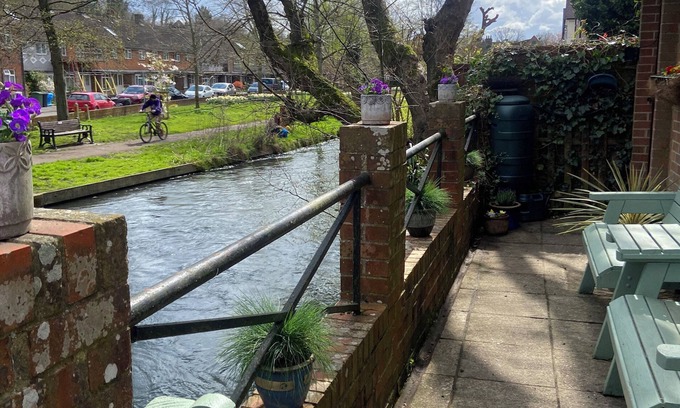 Winchester Cabaña | RIVERGEM - RIVERSIDE COACH HOUSE, pet friendly in Winchester