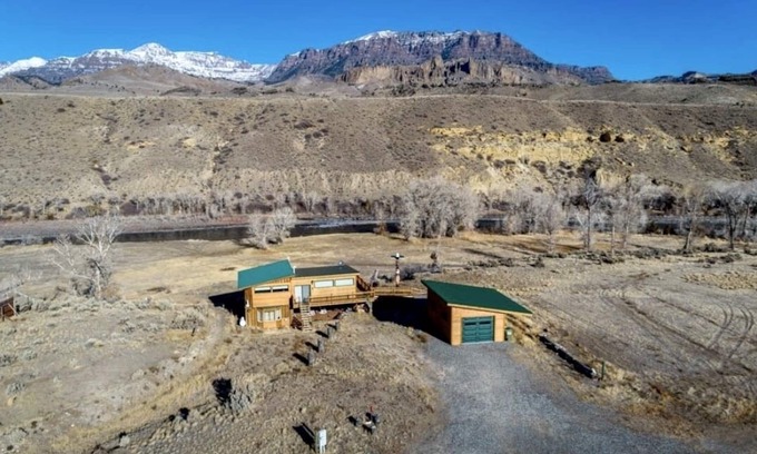 Wapiti Casa | Riverhouse- located on the Northfork River, mountain views!