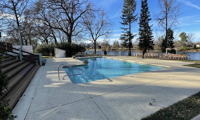 Cascade Casa | Casa de lujo junto al río, conveniente I-5, salida 670, auto check-in BBQ, FirePit, piscina