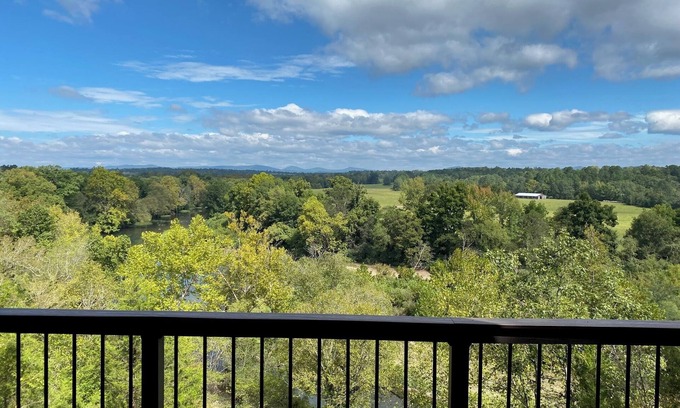 Amity Cabina | Rivers Bend offers beautiful views of the Ouachita Mountains and the Caddo River