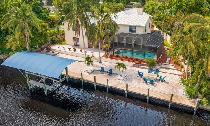 Biggar Casa | Rivers Edge Oasis, Our Secluded Paradise-Sleep 21+ "NEW LISTING"