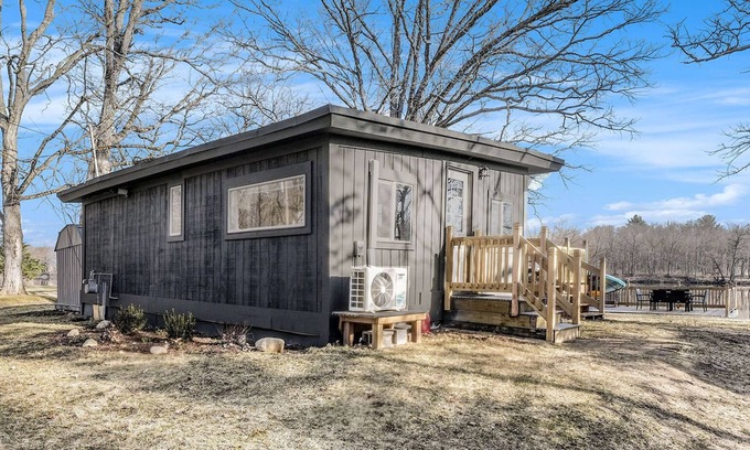 Belmont Casa | River’s Edge Retreat Cozy Waterfront Getaway - Waterfront for your city stay!