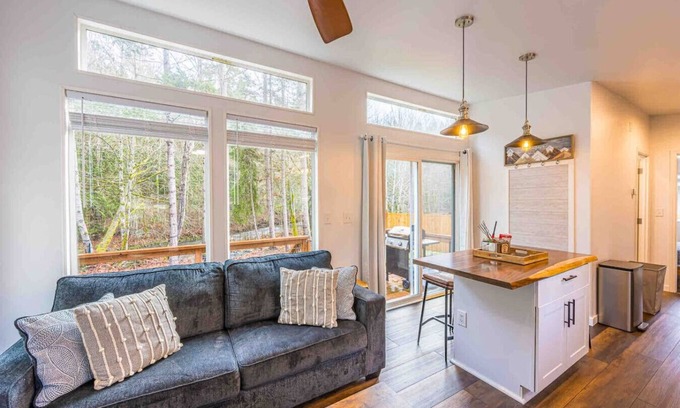 Port Angeles East Cabina | Rivers Edge:river side tiny home