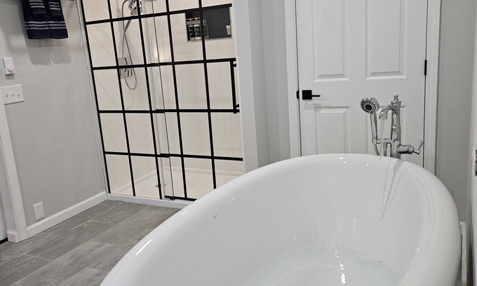 Guilford Casa | Rivers Edge Unique Newly Renovated River Spa Free-Standing Air Jet Tub retreat