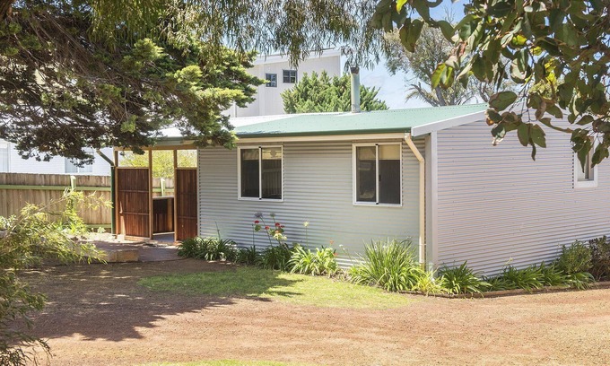 Augusta Cabaña | Riverscape Cottage No.5 - Riverscape - unit 5 with views over the Blackwood River and cosy fire place