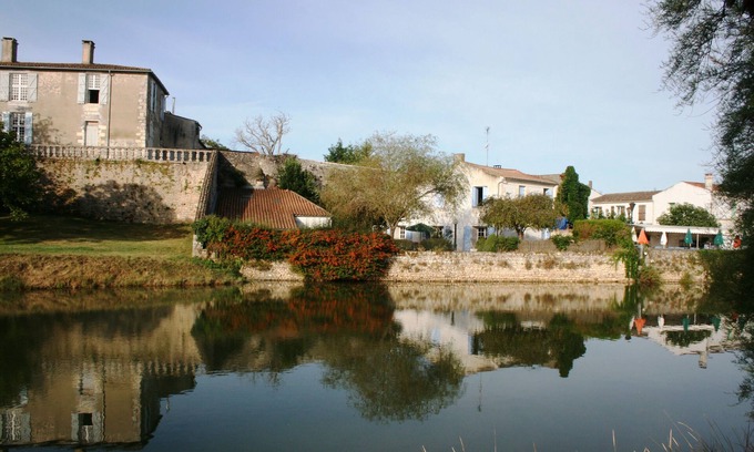 Mornac-sur-Seudre Casa | Riverside 4 bedroom House in a stunning village, close to miles of beaches