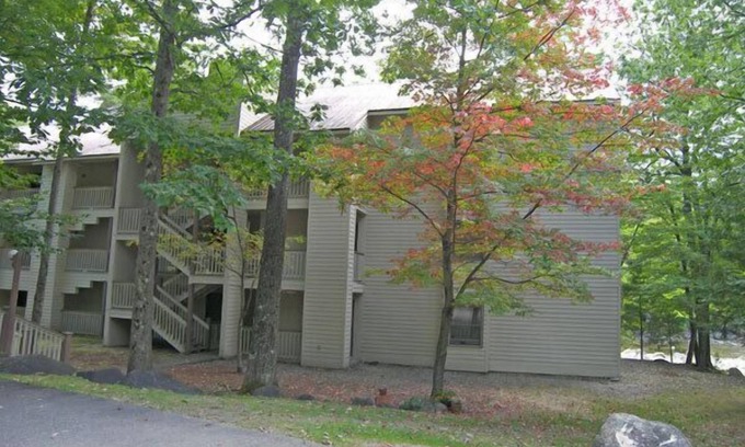 Lincoln Condominio | Riverside, AC, deck, pool, swimming hole, tennis. RE304 by LRS