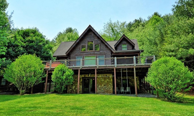 Warrensville Cabina | Riverside at Eagle Ridge-River Front Cabin w/Hot Tub, Pool Table, Fire Pit, AC