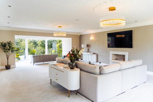 Fifield Casa | Riverside Bliss in Windsor, 5 Bed, Secure Parking