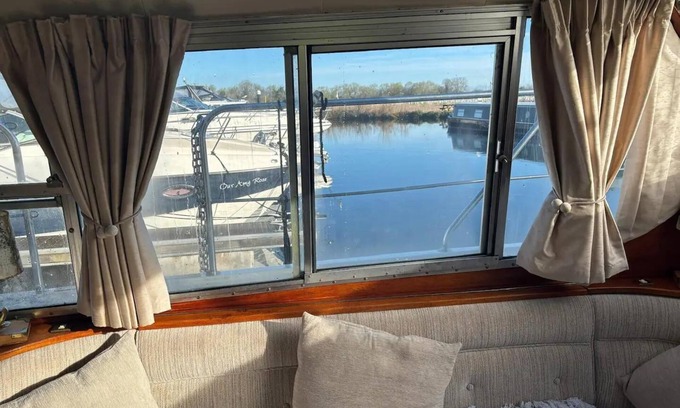 Windsor Cabina | Riverside Boat Retreat on the River Thames