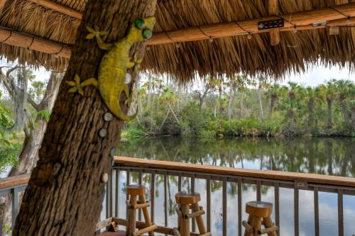 Braden River Apartamento | Riverside Breeze Tropical Retreat w Tiki Hut&BBQ