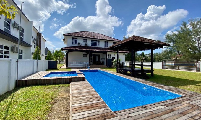 Kampung Bukit Depu Casa | Riverside Bungalow with Pool at Koliba, Casa del Fiume