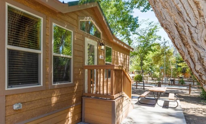 Kernville Cabina | Riverside Cabin at KRS Campground (Cabin 26)