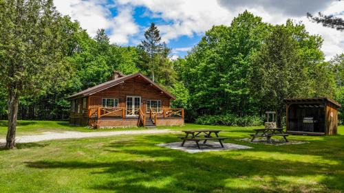 Saint-Raymond Chalet De Esquí | Riverside Cabin, Fishing, and Relaxation