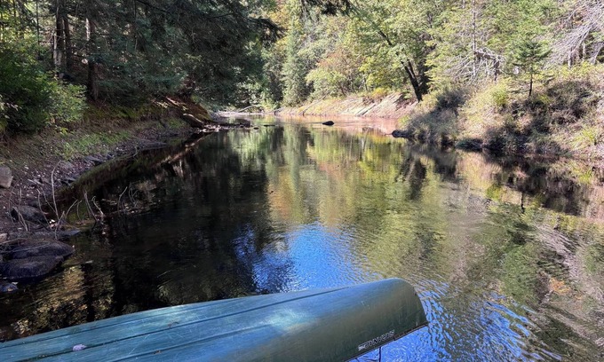 Bracebridge Cabina | Riverside cabin in the woods
