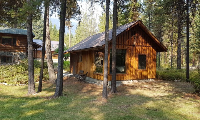 Beaverdell Cabina | Riverside Cabin with Wood Fired Sauna on the Kettle River. Pet friendly.