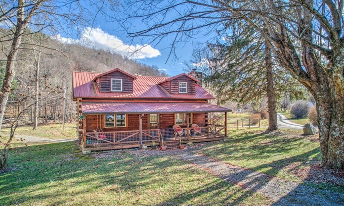 Canton Cabina | Riverside Cabin with Hot Tub and firepit pet Friendly