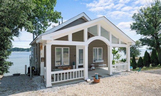Toledo Casa | Riverside Calm, an entire house for you directly on the Maumee River.
