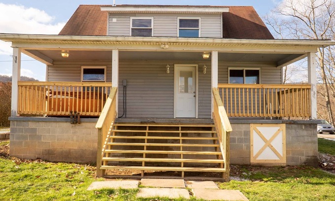 Confluence Casa | Riverside Cottage | 3BR,2BA, Hot Tub, Direct River Access!