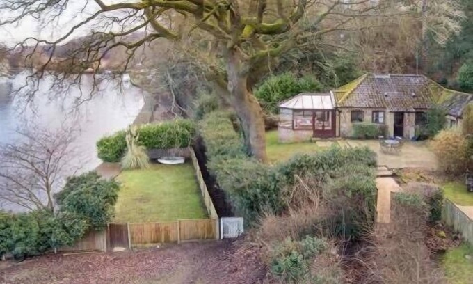 Bramerton Cabaña | Riverside cottage in idyllic location with private mooring.Great for fishing!