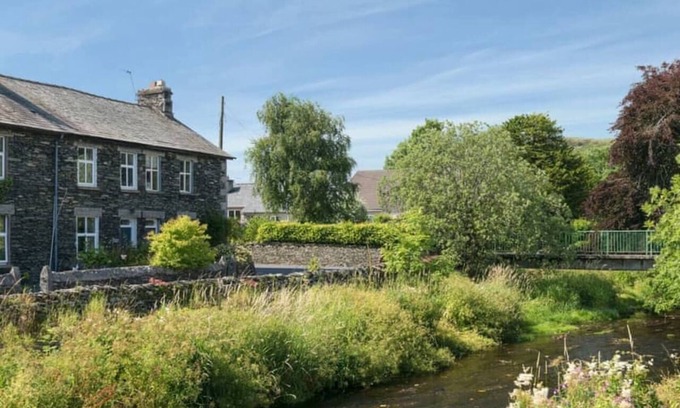 Staveley Casa | Riverside Cottage with secure bike storage
