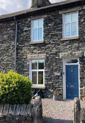 Staveley Casa | Riverside Cottage with secure bike storage