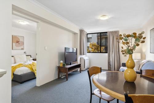 South Perth Apartamento | Riverside Elegance Central 1BR 1BA Apartment