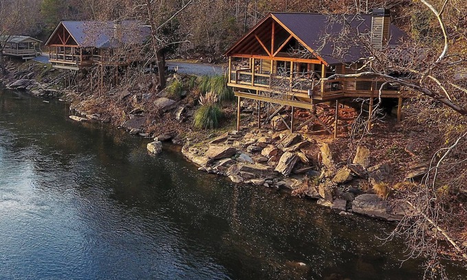 Ellijay Cabina | Elegancia frente al mar: Lodges gemelos de lujo en Ellijay, con vista al río