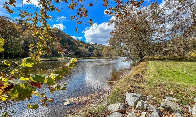 Piney Creek Cabina | Riverside Escape Too: 4 BR, 2.5 BA Cabin or Bungalow in Piney Creek, Sleeps 8