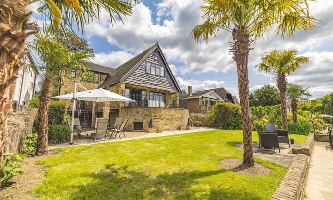 Wraysbury Casa | Riverside Bliss: 4-Bed Detached home with Hot Tub