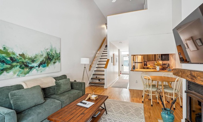 Stowe Area Condominio | Riverside Getaway: 1br+ loft, fireplace, a/c, decks w/ river views, free ski shuttle, Village area!