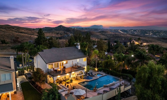 Estates at Canyon Crest Casa | ~Riverside Golden Hour Oasis~MovieTheater~Pool/Hot Tub