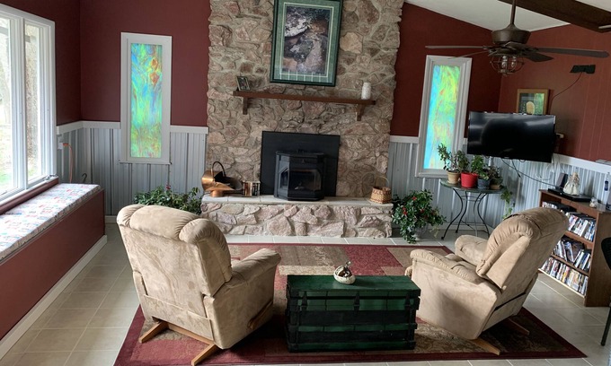 Ozark Cabaña | Riverside Guest Cottage and hot tub