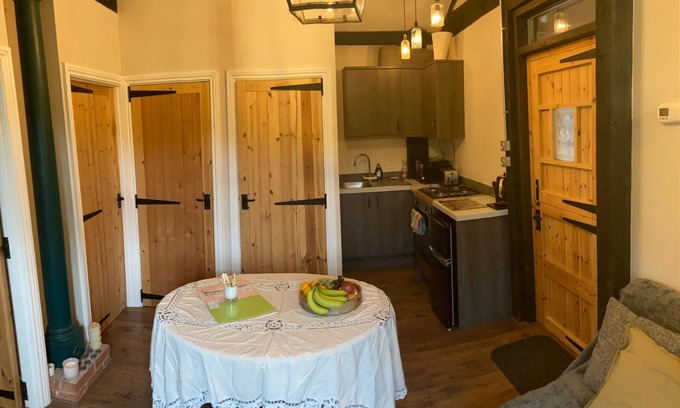 St. Mary's Cabina | Riverside Guesthouse Peaceful Hideaway near London