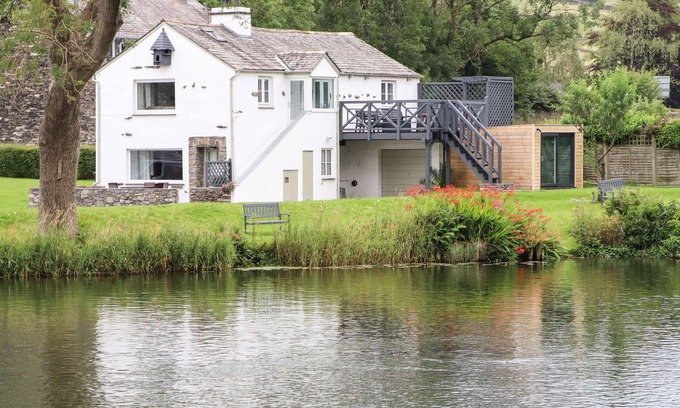 Newby Bridge Cabaña | RIVERSIDE HIDEAWAY, pet friendly, with open fire in Newby Bridge