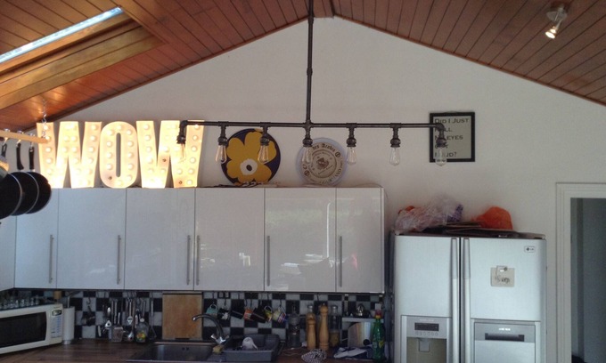 Wraysbury Casa | Riverside Bungalow cerca de Legoland, Windsor, jacuzzi y sauna. Mascota amigable.