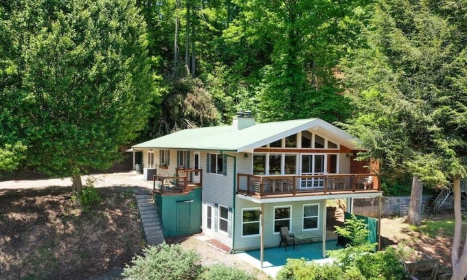 Marble Casa | Riverside Home with game room