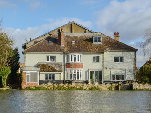 Beccles Casa | Riverside House