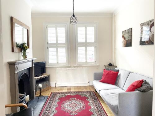 York Cabina | Riverside Lodge - Quaint Victorian Home By The River