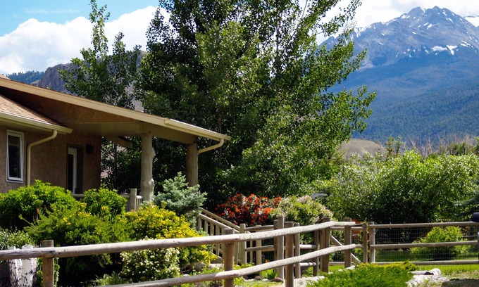 Gardiner Casa | Riverside Lodge - wildlife watching & minutes to Yellowstone Park! 4BR / 3BA