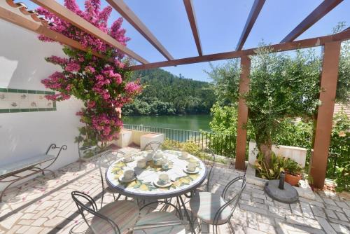 Nossa Senhora do Pranto Casa | Riverside - Lovely river-view 3 bedroom house
