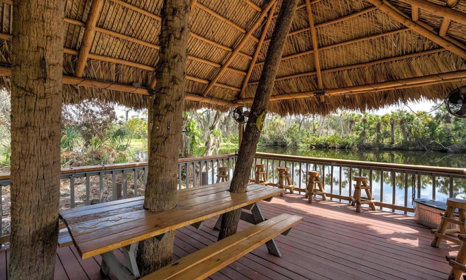 Braden River Apartamento | Riverside Luau! Tiki Hut, Fire Pit & Outdoor Fun