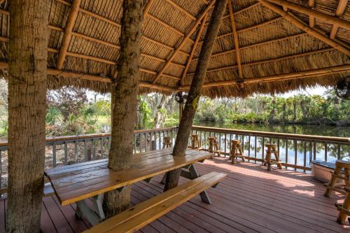 Braden River Apartamento | Riverside Luau Tiki Hut Fire Pit & Outdoor Fun